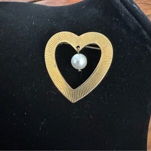 Ribbed Gold Tone Open Heart with Floating Pearl Brooch Pin